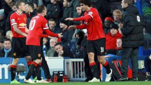 Marouane Fellaini abrió el marcador y fue a celebrarlo a la banca de Manchester United. (EFE)