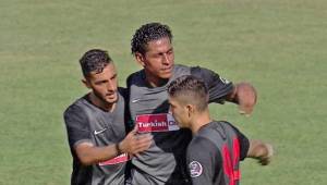 Carlo Costly celebrando uno de sus goles con sus compañeros. (FOTO: Cortesía)