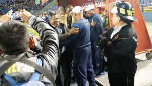 Ramón Maradiaga y Walter Claverí se saludaron previo al inicio del partido. (FOTO: Cortesía Twitter)