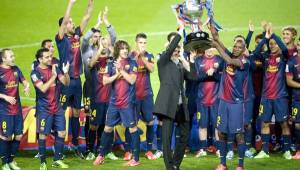 Momento épico en el barcelonismo; Vilanova y Abidal levantando la copa de campeón.