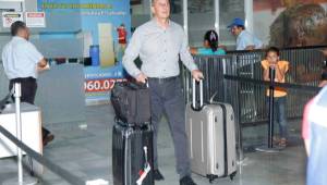 Momento de la llegada de Miguel Falero al aeropuerto internacional de San Pedro Sula. Foto Neptalí Romero.