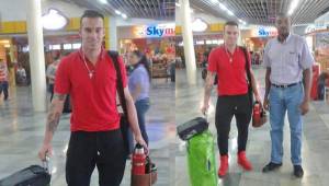 Richard Rodríguez fue recibido en el aeropuerto Ramón Villeda Morales por los directivos del Platense. (FOTO: Kevin René Manzanares).