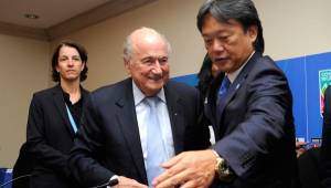 Eduardo Li junto a Joseph Blatter en una reunión en Costa Rica. Foto La Nación