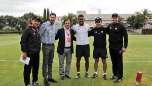 El entrenador dela Selección de Honduras, Jorge Luis Pinto, se rtoma la foto del recuerdo con Beckeles y el cuerpo técnico del Necaxa.