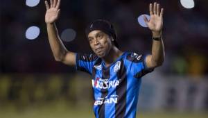 La presentación de Ronaldinho en la Corregidora creó un caos vial y el político mexicano se molestó y lanzó tremendo insulto racista contra el brasileño. Foto AFP