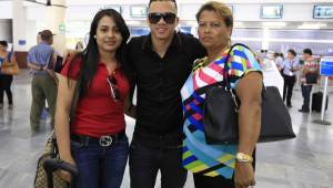 Vanessa Oliva junto a su esposa asesinado, el futbolista Arnold Peralta y la madre del seleccionado cuando llegaba a San Pedro Sula. Foto Archivo DIEZ