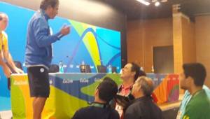 Momento cuando los periodistas brasileños le hicieron la consulta al entrenador de Honduras de cuándo iba a dirigir a la penta campeona del mundo. Foto Jorge Fermán
