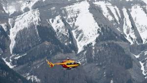 Un helicóptero de los servicios de seguridad civil vuela sobre los alpes franceses.