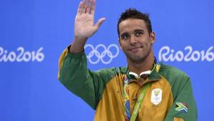 Chad Le Clos le hizo competencia a Michael Phelps en los 200 metros mariposa pero se quedó fuera del podio. Estuvo al borde de las lágrimas al salir de la alberca.