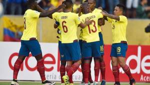 Los ecuatorianos celebran el triunfo que están sacando sobre Chile en el arranque de las eliminatorias de la Conmebol. Foto AFP