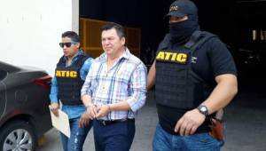 El periodista Henry Gómez cuando fue capturado por las autoridades hondureñas por el caso de corrupción en contra del Instituto de Seguridad Social. Foto Archivo