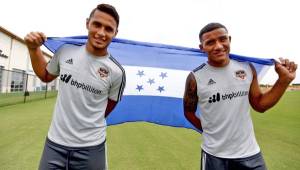 Alex López y Luis Garrido lucen orgullosas la bandera de Honduras. FOTO: Juan Salgado