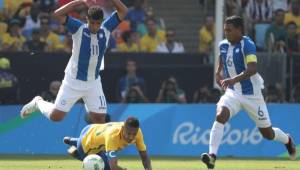 El capitán de Honduras, Bryan Acosta junto a Marcelo Espinal intentan frenar a Neymar, estrella brasileña que le marcó doblete a la Bicolor. Foto Juan Salgado