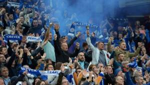 Si el Chelsea empata en su estadio el lunes con Tottenham, entonces Leicester saldrá a las calles finalmente a festejar liga. Fotos AFP