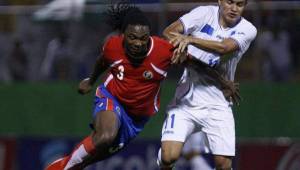 Roy Smith en un partido con la selección tica aparece marcando al delantero hondureño Roger Rojas.