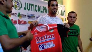 Sebastián Portigliatti ya posa con la camisa del Juticalpa. Foto Cortesía