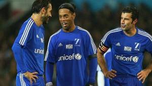 Robert Pirès, Ronaldinho y Luis Figo figuraban entre las estrellas que disputarían un partido de exhibición en Kuwait, pero FIFA lo prohibió. Foto Agencias