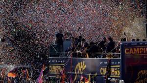 Así ha sido el espectacular recorrido del Barcelona en la ciudad luego de coronarse campeón. Foto EFE
