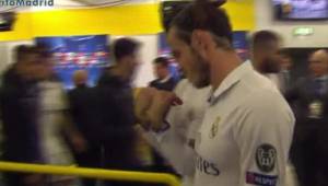 Cristiano Ronaldo le dice a Bale que Keylor tenía que haber embolsado el balón en vez de despejar de puños.