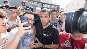 Dani Alves llegó a la Juventus como estrella y este martes fue presentado. Foto EFE.