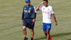 Jorge Claros fue uno de los más activos ayer en la práctica bajo el mando de Jorge luis Pinto. Aquí junto a Freddy Amazo, preparador físico.