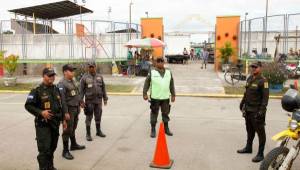 Policía Nacional y Municipal tiene controlado los accesos al estadio Humberto Micheletti. Fotos Neptalí Romero.