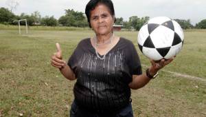 Doña Antonia Lara Aparicio vive al máximo su pasión por el fútbol. (Foto: DIEZ)
