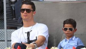 Cristiano Ronaldo junto a su hijo en plenas vacaciones.