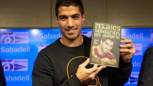 Luis Suárez posa con el libro 'Relatos solidarios del deporte', durante la presentación hoy en España. Foto EFE.