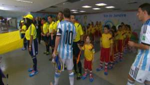 Momento en que el niño espera le estrecha la mano a Messi.