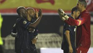 David Suazo celebra uno de los goles que marcó en China.