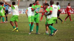 Los jugadores verdolagas corrieron a celebrar en el césped del estadio Francisco Martínez de Tocoa. Foto Javier Rosales