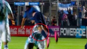 Oliver Morazán saltó para evitar golpear a Lionel Messi, pero no pudo.
