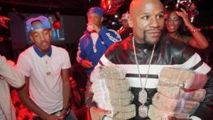 Mayweather llegando con 50 mil dólares en mano a una fiesta en Miami. Foto TMZ.