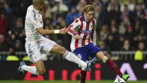 Pepe marca a Fernando Torres durante el partido entre Real Madrid y Atlético por la Copa del Rey.