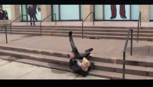 Justin Bieber cayó al suelo en su intento de mostrarle a sus fans sus habilidades en el skate.