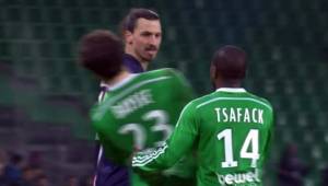 Ibrahimovic quiso minimizar al defensor del Saint Etienne y este le terminó pagando con la misma moneda.