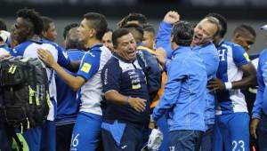 La Selección de Honduras celebrando en la cancha del estadio Azteca la clasificación a la hexagonal rumbo a la Copa del Mundo de Rusia. Foto Ronal Aceituno