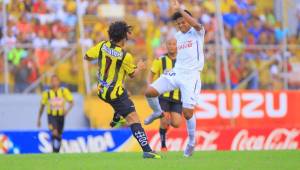 David Meza se lesionó en una disputa de balón con el 'Palomo' Rodríguez y tuvo que salir del campo al minuto 18. Foto Melvin Cubas