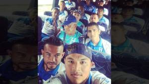 Mario Martínez mostró un momento íntimo de la Selección de Honduras con esta foto en el autobús tras el entreno en Cuernavaca. Foto Instagram