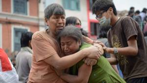 Víctimas lloran tristemente tras el devastador terremoto en Nepal.