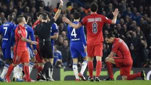 Ibrahimovic se fue expulsado en Stamford Bridge al minuto 30 y tanto el técnico del Chelsea como el del PSG la calificaron de injusta. Foto EFE