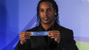 Momento en el que Ronaldinho sacó la bolita con el nombre de Honduras.