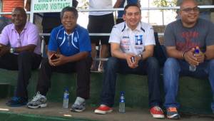 Ramón 'Primitivo' Maradiaga observando el duelo amistoso entre El Salvador y Honduras. Foto cortesía @fesfut_sv