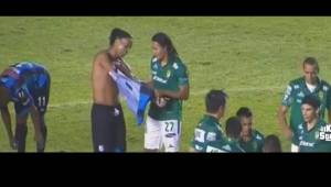 'Gullit' Peña le pidió a Ronaldinho su camisa al final del primer tiempo y este no dudó en entregársela.