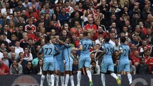 Jugadores del Manchester City celebran el primer gol marcado por De Bruyne.