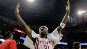 Jason Terry celebra la vitoria de los Rockets por 111-99 en el segundo duelo y están arriba 2-0.