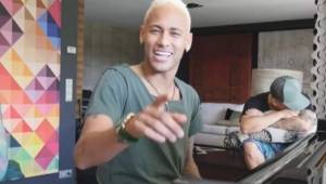 Neymar junto a su amigo en el lanzamiento de lo que será su primer disco musical.