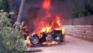 El auto se incendió luego del violento impacto con un árbol, el piloto logró salir con vida, pero su copiloto fue consumido por las llamas. Foto Tomada de abc.es