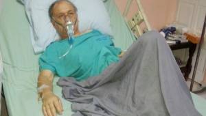 El entrenador hondureño Chelato Uclés se mantiene internado en una clínica de Tegucigalpa con oxigeno porque sufre un problema de salud.